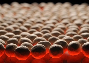 Bei einem Feststoffspeicher für solarthermische Kraftwerke können verschiedenste Formen und Materialien zum Einsatz kommen. Vom Naturstein über Beton bis hin zu Kochsalz untersucht das DLR unterschiedlichste Konzepte. Quelle: DLR