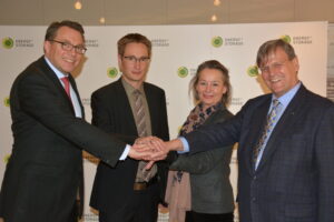 V.l.n.r.: Hans Werner Reinhard, Stv. Geschäftsführer der Messe Düsseldorf GmbH, Bernd Porzelius, stellvertretender Institutsleiter und Bereichsleiter Erneuerbare Energien, OTTI, Irm Scheer-Pontenagel, Geschäftsführerin von EUROSOLAR, Prof. Dr. Eicke R. Weber, Leiter des Fraunhofer-Instituts für Solare Energiesysteme.