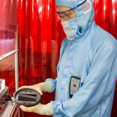 Forschung an CIGS - Dünnschichtsolarzellen Foto: ZSW