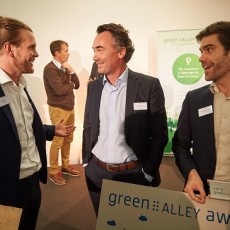 Jan Patrick Schulz (Mitte), CEO der Green Alley Investment GmbH, umgeben von den Gewinnern des Green Alley Award 2015, das britische Start-up Adaptavate.