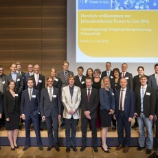 Jahreskonferenz Power to Gas 2016: Kristina Haverkamp, dena-Geschäftsführerin (1. Reihe, 4. v. r.), und Andeas Kuhlmann, Vorsitzender der dena-Geschäftsführung (1. Reihe, 3. v. r.), gemeinsam mit den Partnern der Strategieplattform Power to Gas Quelle: Deutsche Energie-Agentur (dena) / Sebastian Greuner