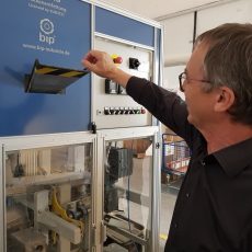 GF Wilfried Pieper erklärt Funktionsweise der BIP Trockenentfettungsanlage für Kleinteile