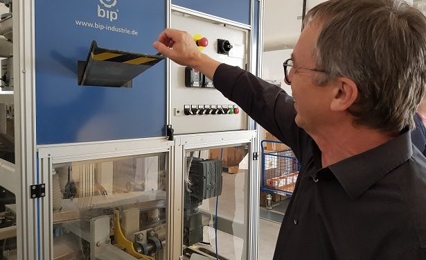 GF Wilfried Pieper erklärt Funktionsweise der BIP Trockenentfettungsanlage für Kleinteile