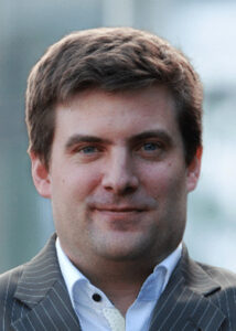 Porträtaufnahme von Gregor Grassl, Associate Partner Drees & Sommer, passend zum Beitrag über städtische Fassadenbegrünung