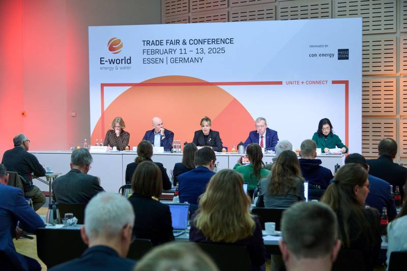 Eröffnungspressekonferenz mit Podium und Medienvertreter:innen der Energiewirtschaft