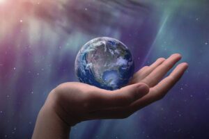 Verantwortungsvoller Umgang mit unserem Planeten., bedeutet auch KI ethisch zu nutzen. Damit diese der Nachhaltigkeit dient. Das Bild zeigt die Erde, wie sie in einer menschlichen Hand liegt.