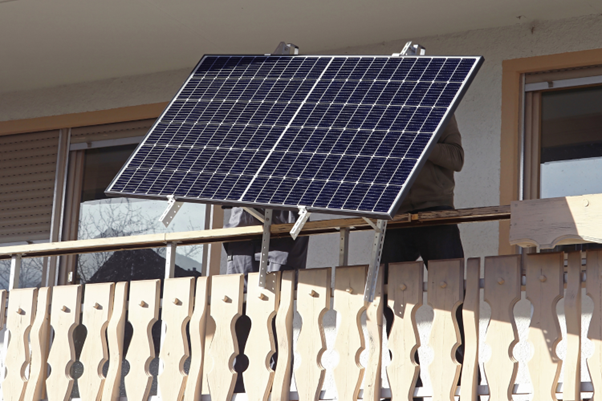 Du betrachtest gerade Solarstrom für alle: Wie Photovoltaik heute auch für Mieter:innen, kleine Haushalte und Balkone funktioniert