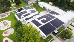 Dach eines Kindergartens in Waghäusel wurde komplett mit PV-Modulen bedeckt